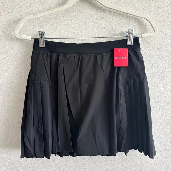 NWT Spanx Get Moving Pleated Skirt Size Medium