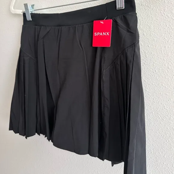 NWT Spanx Get Moving Pleated Skirt Size Medium